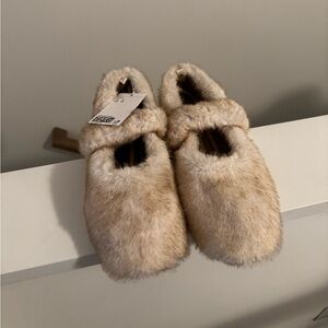 H&M Faux Fur Cozy Slip-On Slippers in Beige